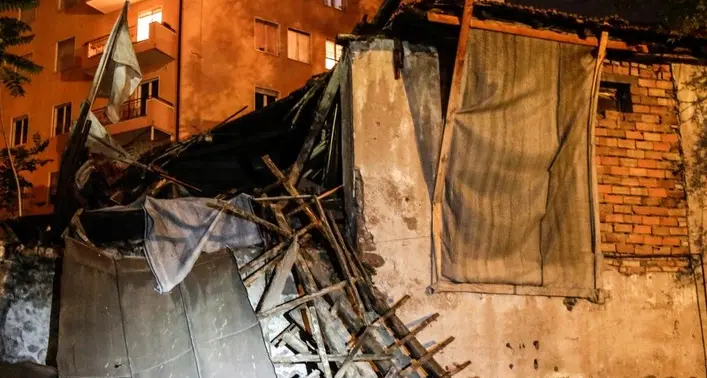 Bolzano: paura In via Zara, crolla un tetto