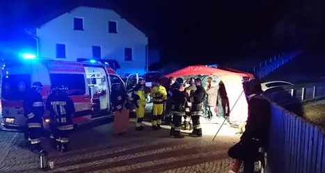 Incendio a Lutago, evacuate 24 persone e 4 intossicate: si sospetta il dolo, perizia dei pompieri