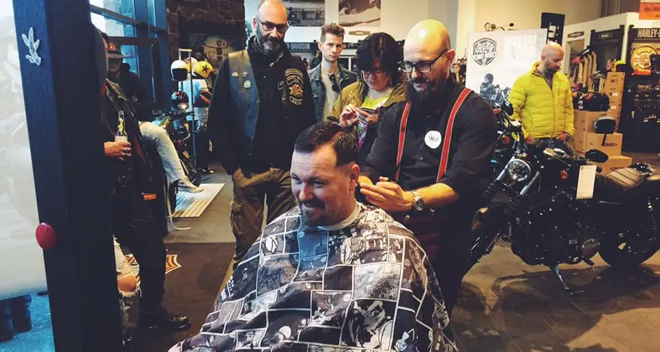 Bolzano, barba e capelli gratis per le vittime della strada: raccolti 450 euro