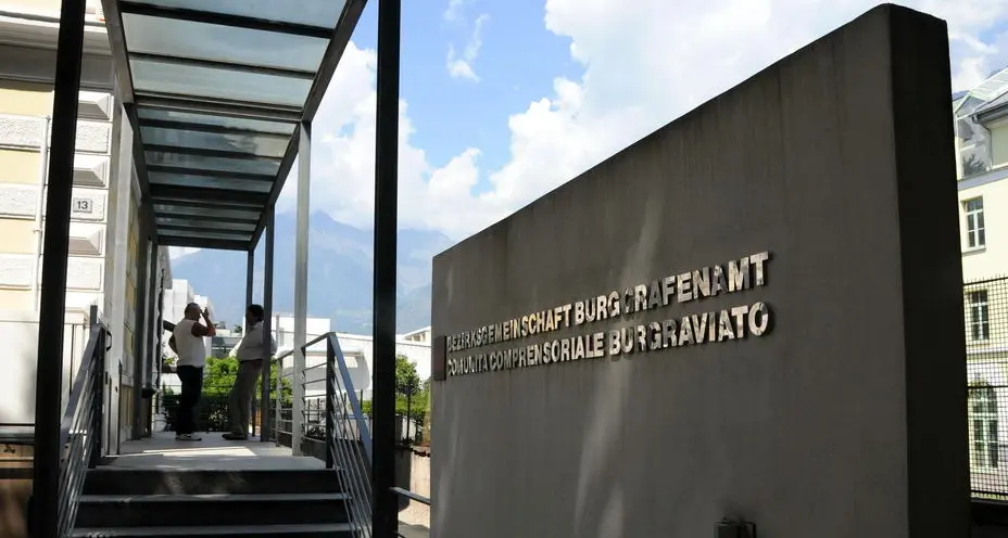 Burgraviato, attività privata sul lavoro: il funzionario è sospeso