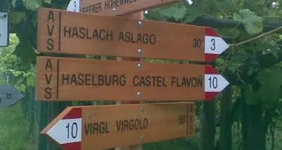 Avs, arrivano i cartelli bilingui: nuova segnaletica a Castel Flavon