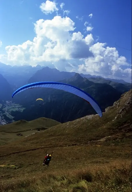 Si schianta col parapendio, ferite leggere