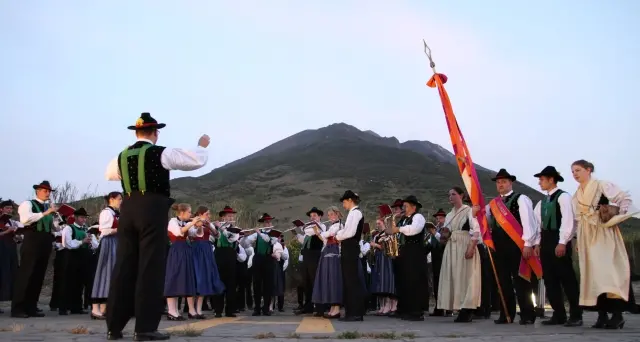 La banda di Lagundo suona in costume sotto lo Stromboli