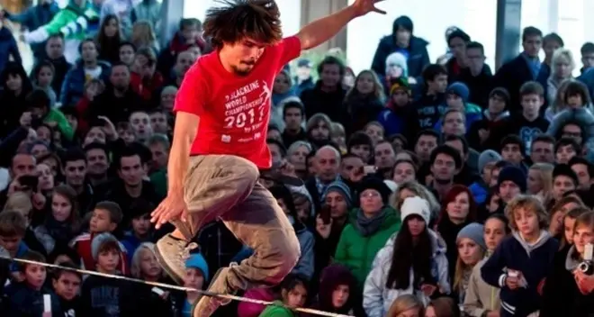 A Bressanone arriva l’«area-slackline» il regno degli equilibristi