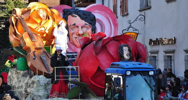 Laives: sfilano i carri e le automobili si fermano