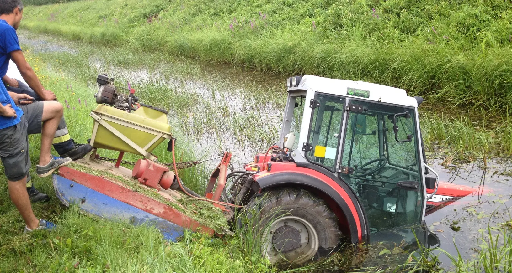 Bassa atesina, il trattore finisce nel canale