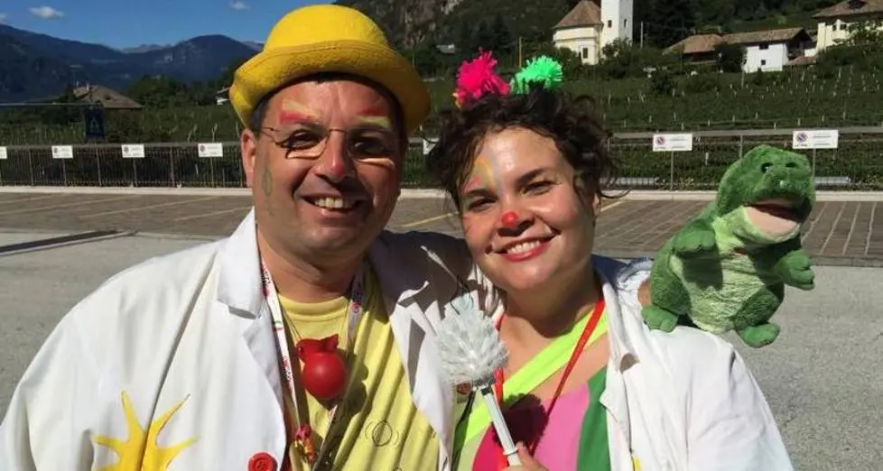 Peppa Pig e i clown gioia e sorrisi al reparto pediatria