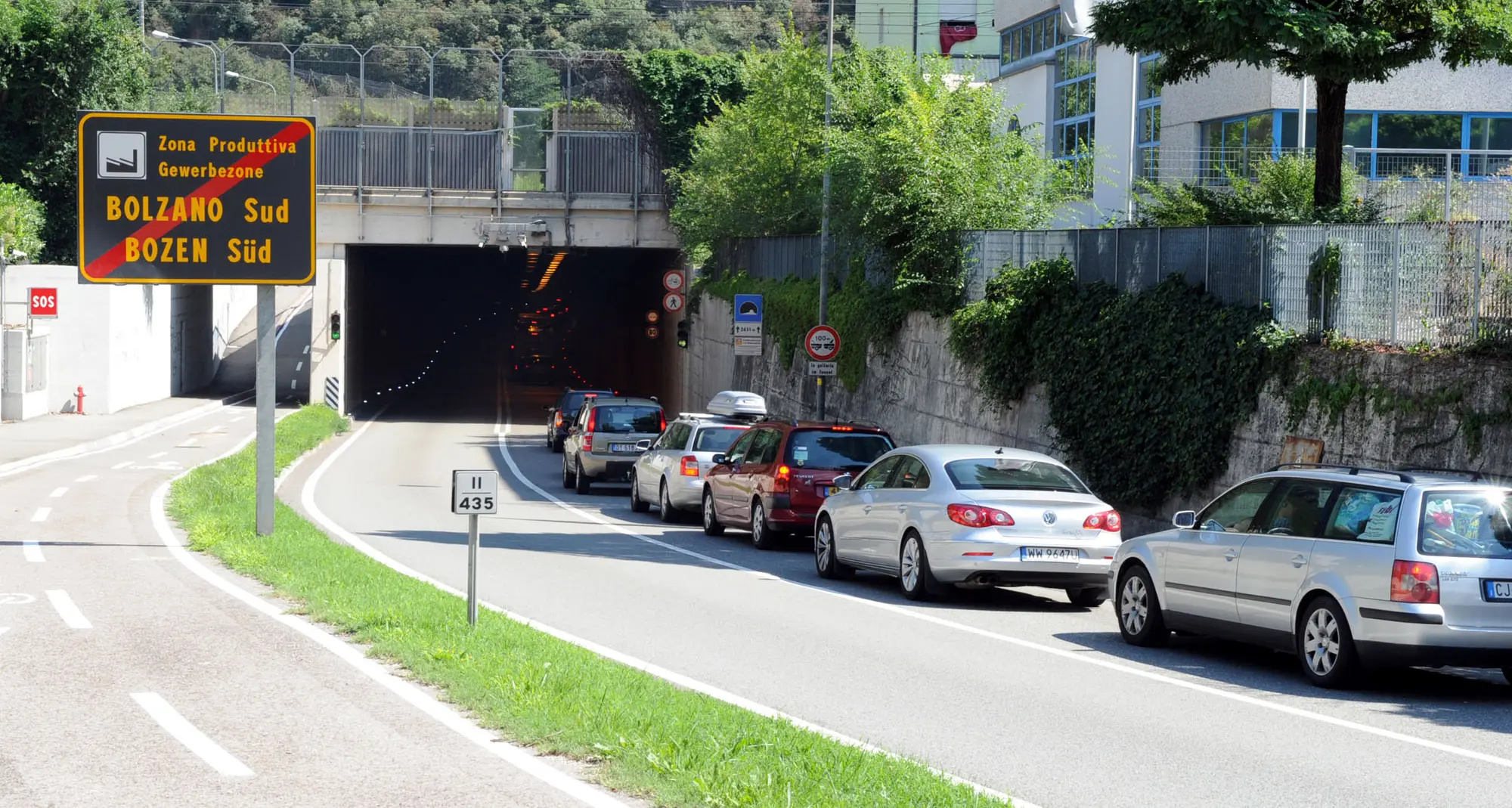 San Giacomo, una Bmw tampona uno scooter in galleria: traffico in tilt per un'ora