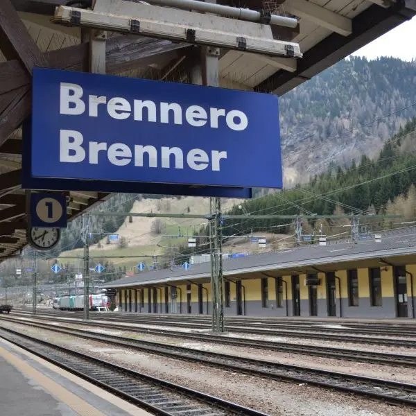Profughi, l'Austria sospende Schengen. Timori per le ripercussioni al Brennero