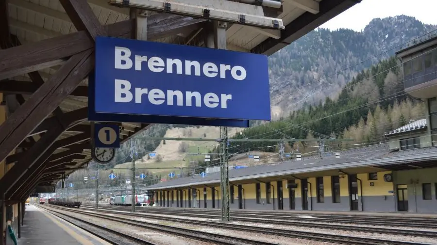 Profughi, l'Austria sospende Schengen. Timori per le ripercussioni al Brennero