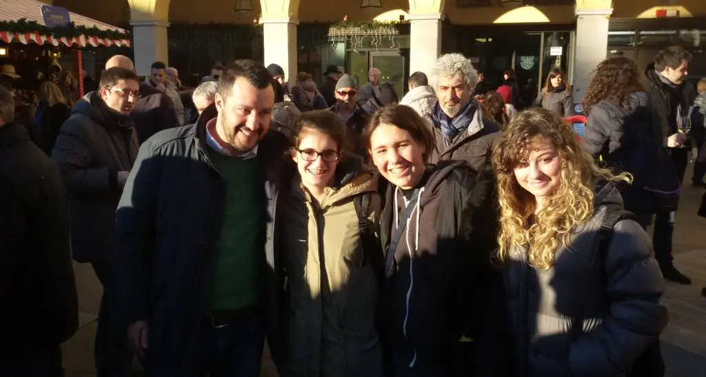 Bolzano, Salvini al mercatino di Natale: tanti si fermano per fare un selfie o strappare un autografo