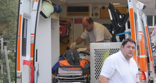 Si scontra con un’auto e finisce sotto il guard rail: centauro ferito