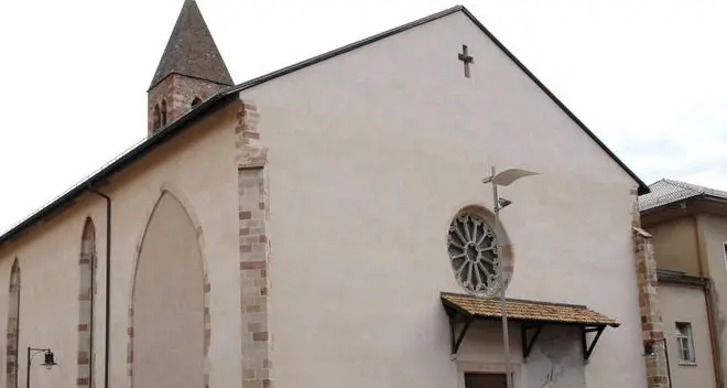 Ruba l’elemosina alla chiesa di piazza Domenicani, denunciato