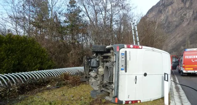 Furgone esce di strada ad Ora, ferito un 37enne