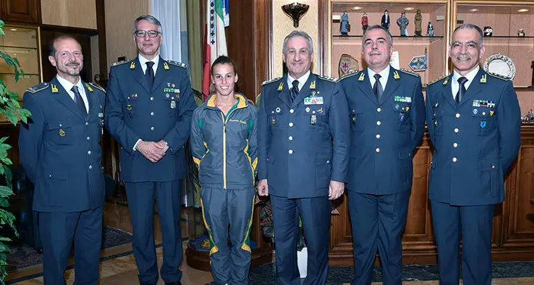 Tania Cagnotto dal comandante della Guardia di Finanza Toschi