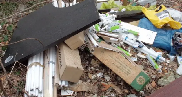 Discarica abusiva in via Castel Weinegg