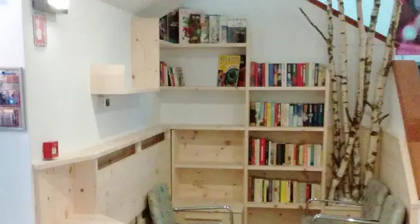 Vecchi libri rivivono fra letture e scambi alla scuola Mattei