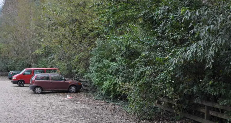 Parcheggio Vallarsa, rifiuti e allarme sicurezza