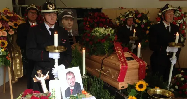 Campodazzo: centinaia di pompieri ai funerali di Alexander Mayr