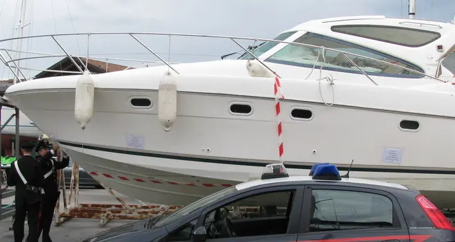 Non paga moglie e clienti ma possiede yacht e barca