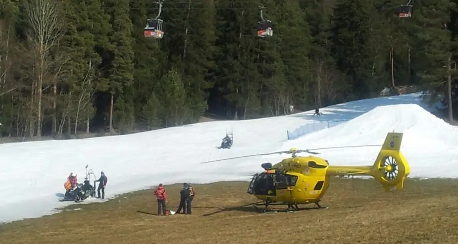 Plose, muore un turista finito con gli sci contro un albero