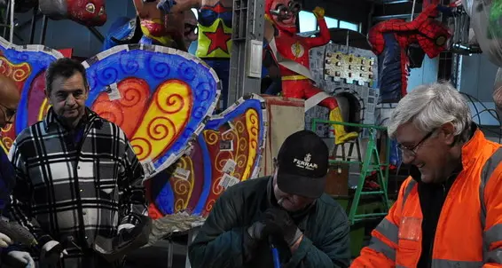 Il carnevale è in vista, lotta contro il tempo la sera nel capannone