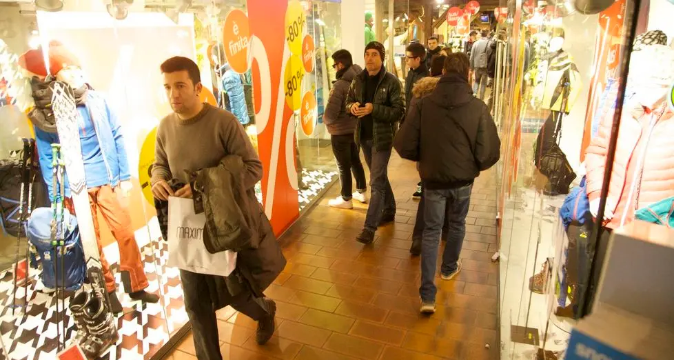 Controlli a campione dei vigili nei negozi