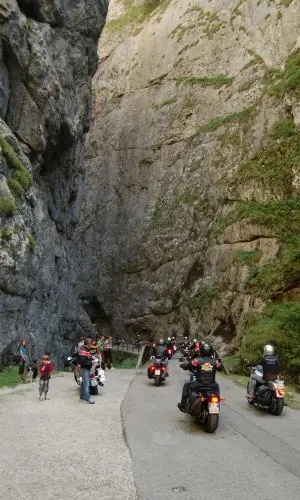 Il raduno contestato: le Harley rombano sotto la Marmolada