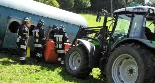 Camion si ribalta, autista rimane incastrato