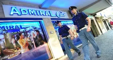 Rapina alla sala giochi di via Torino