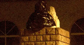 Il partito della Klotz incappuccia l’Alpino di Brunico