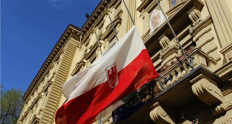 Lutto per le vittime del terremoto: bandiere a mezz'asta a Palazzo Widmann a Bolzano
