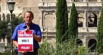 Selfie secessionista davanti al Colosseo
