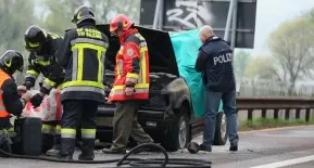 A fuoco sull'A22, il giallo delle taniche