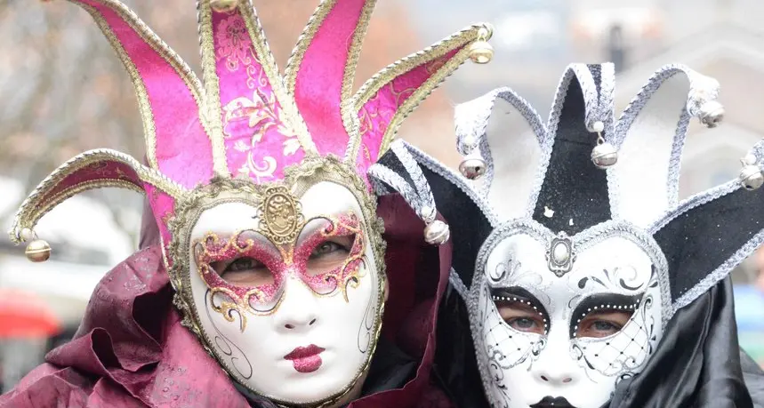 Il carnevale di Sinigo risplende sotto la pioggia
