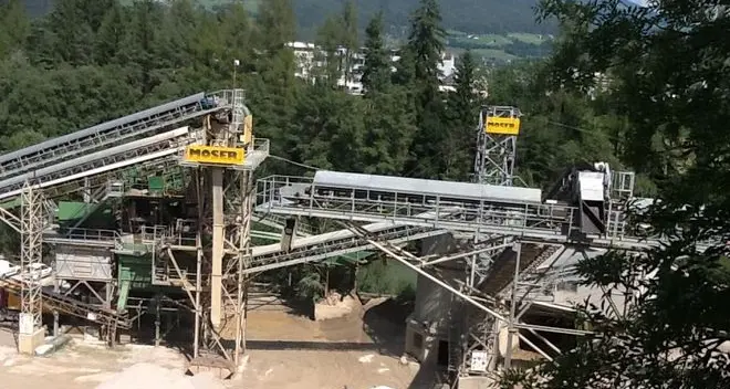Incidente sul lavoro, un rullo stacca il braccio a un giovane operaio