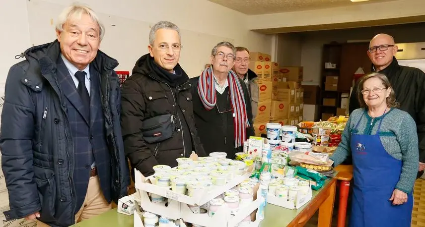 Bolzano: il biglietto è un pacco di pasta per i poveri del quartiere