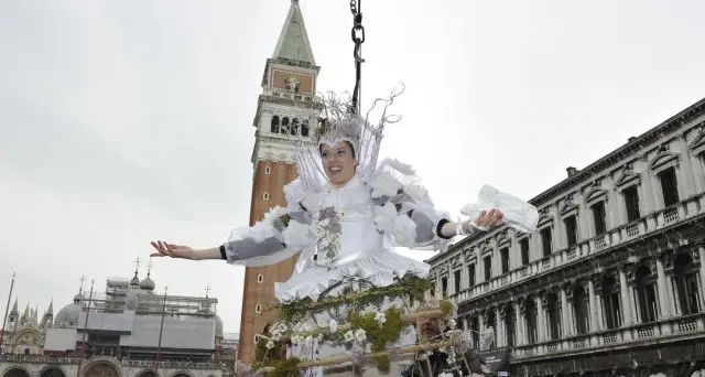 Carolina Kostner, il Volo dell’Aquila dal campanile di San Marco - IL VIDEO - LE FOTO