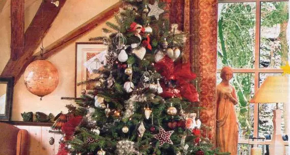 «Tagliati il tuo albero di Natale»: polemica a San Candido per l’iniziativa degli albergatori