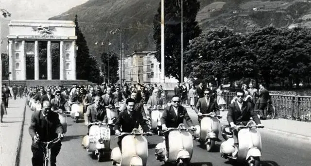 Scatti vintage sul Ponte Talvera: amarcord per immagini grazie ai \"fotografi di strada\"