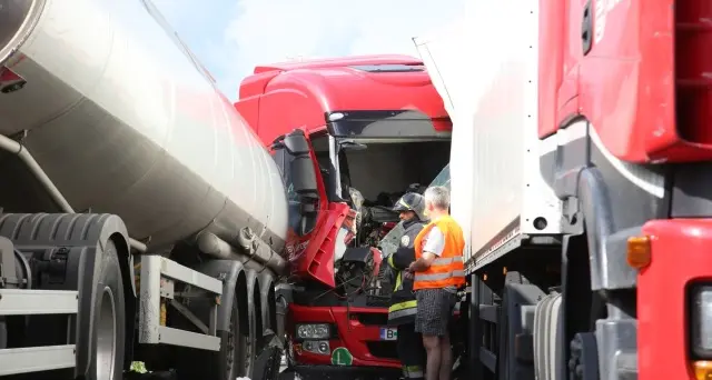 Schianto tra tir, A22 bloccata in direzione sud tra Egna e Salorno - LE FOTO