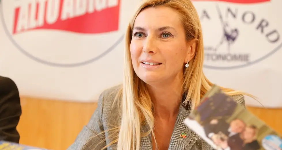 Furia Michaela: «Elena, piccola traditrice»
