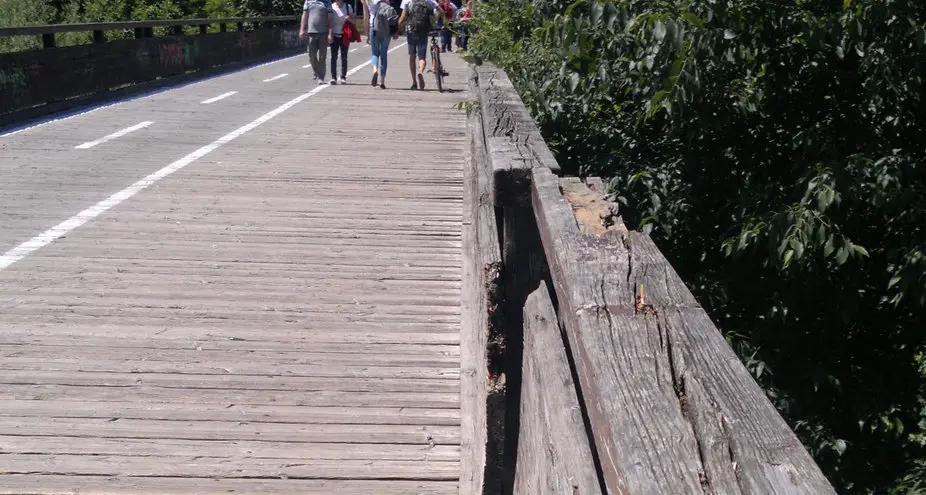 La passerella in legno “acciaccata”
