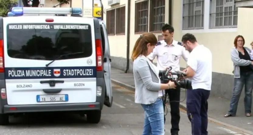 Via Galilei, ciclista finisce sotto un furgone