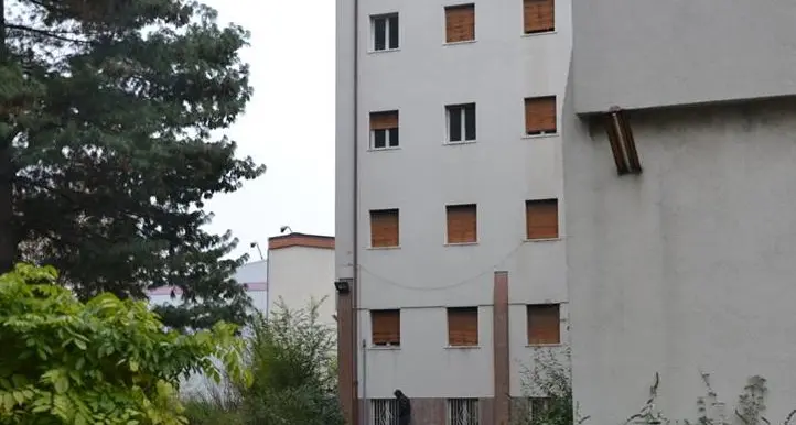 Clandestini all’ex Ferrotel Cresce la protesta ai Piani