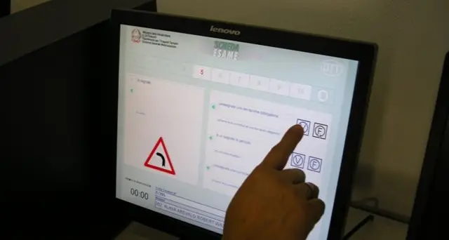 Bolzano, va all'esame della patente con la ricetrasmittente: denunciato