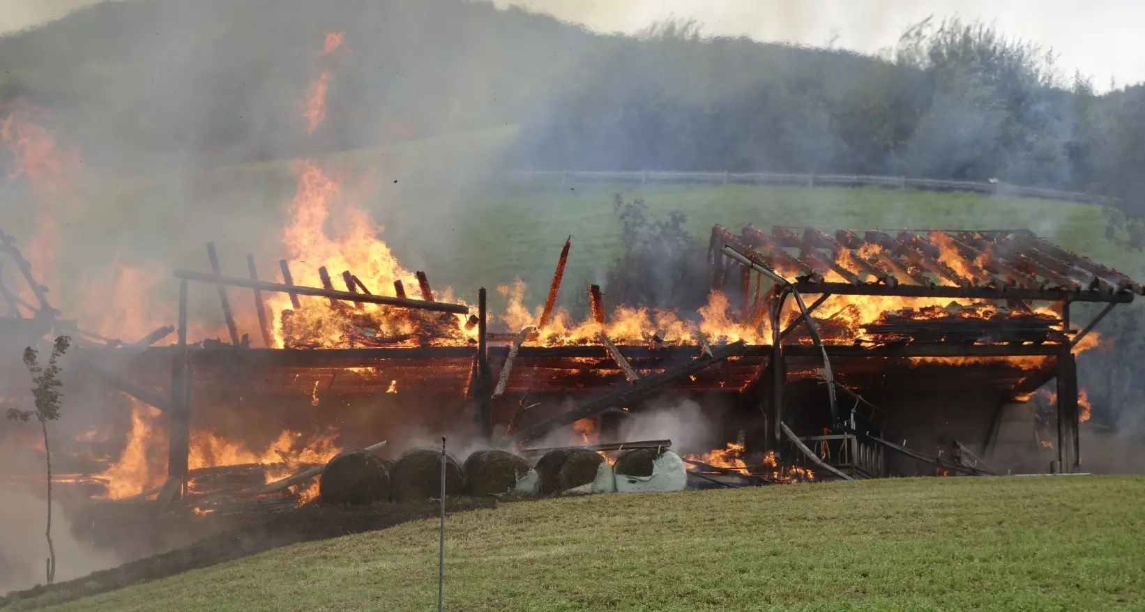 Rina, fienile in fiamme
