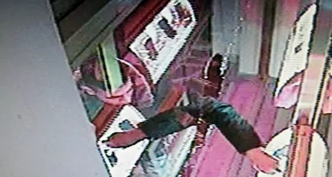 Spaccata in via Palermo, il video del ladro in azione