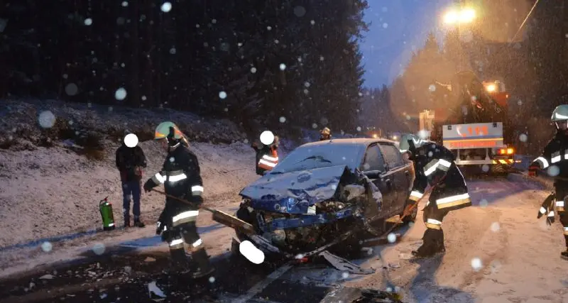 Frontale tra due auto: danni ai mezzi e disagi al traffico