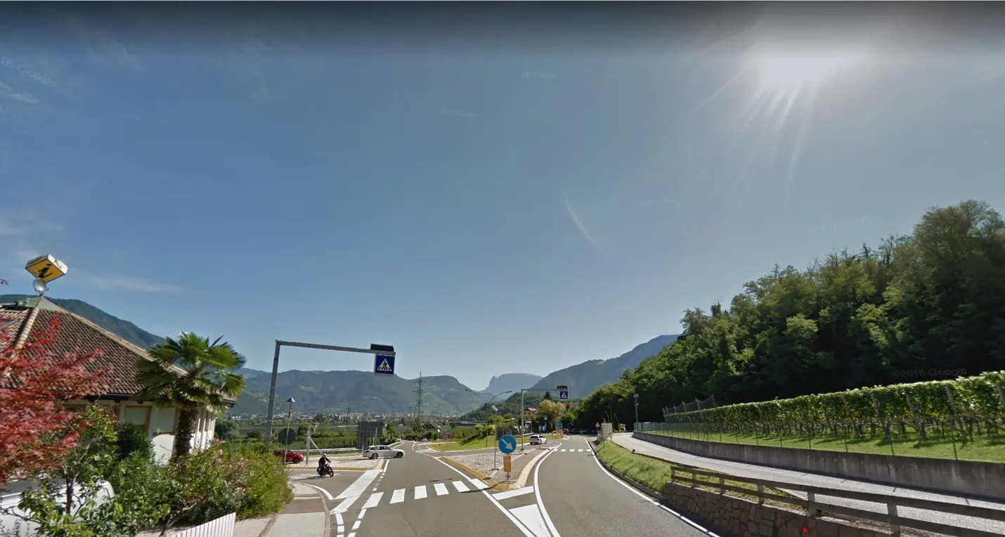 Scontro al Pillhof, ferito un motociclista